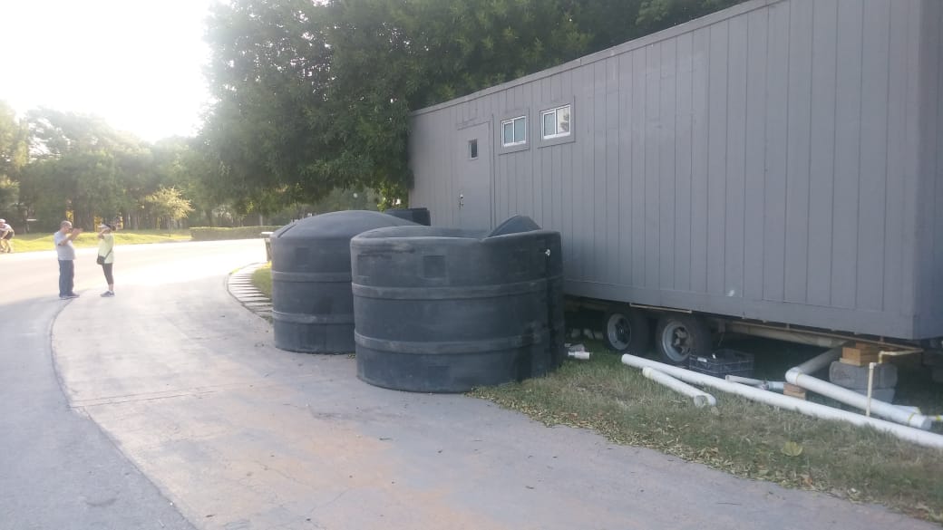 Los contenedores de desechos están a la orilla de la pista.