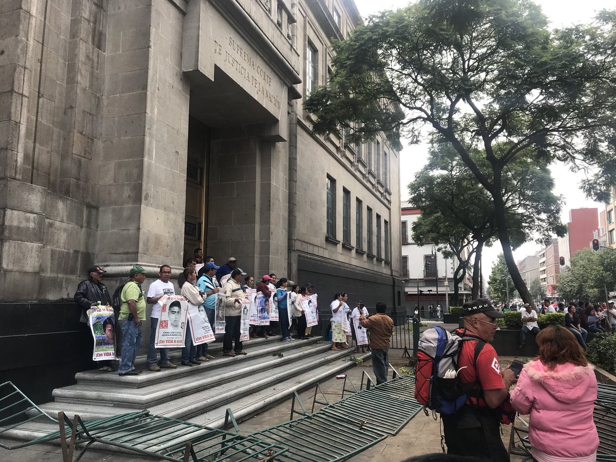 Padres de los 43 normalistas desaparecidos protestaron afuera de la Corte (Foto: Rubén Mosso).