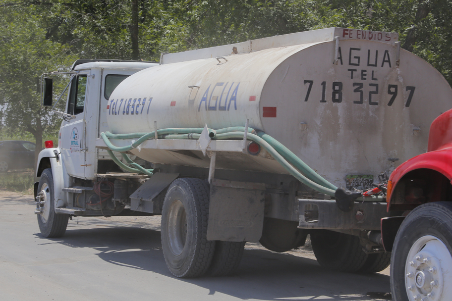Vecinos de algunas colonias de Lerdo han tenido que contratar pipas de agua que los abastezcan. (Notivox Digital)