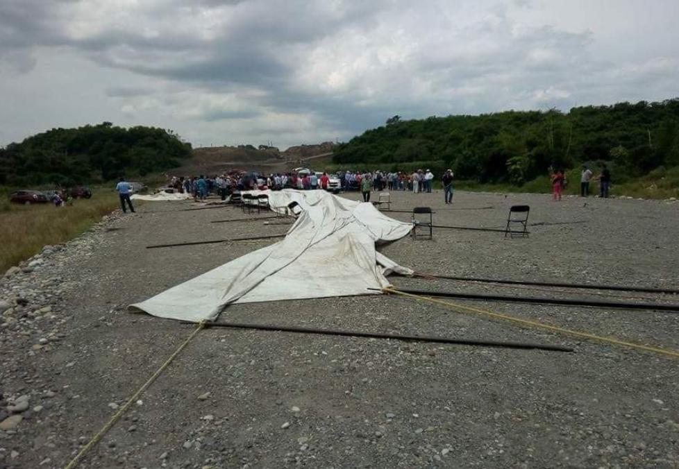 La carpa cayó durante el evento del gobernador electo. (Isabel Zamudio)