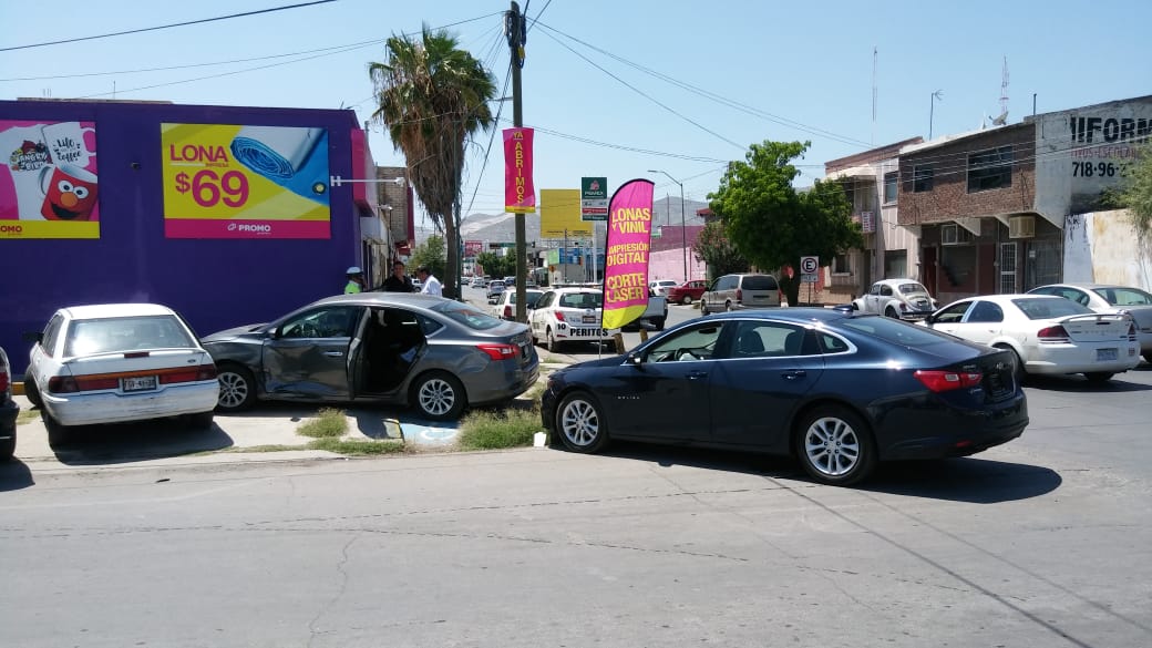 Debido al impacto uno de los autos chocó contra otro que estaba estacionado. (Especial)