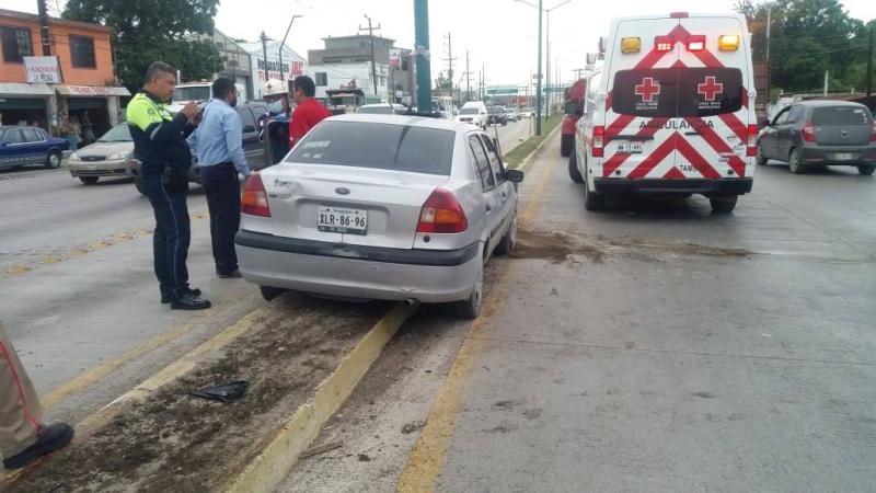 El automóvil choco contra una luminaria.