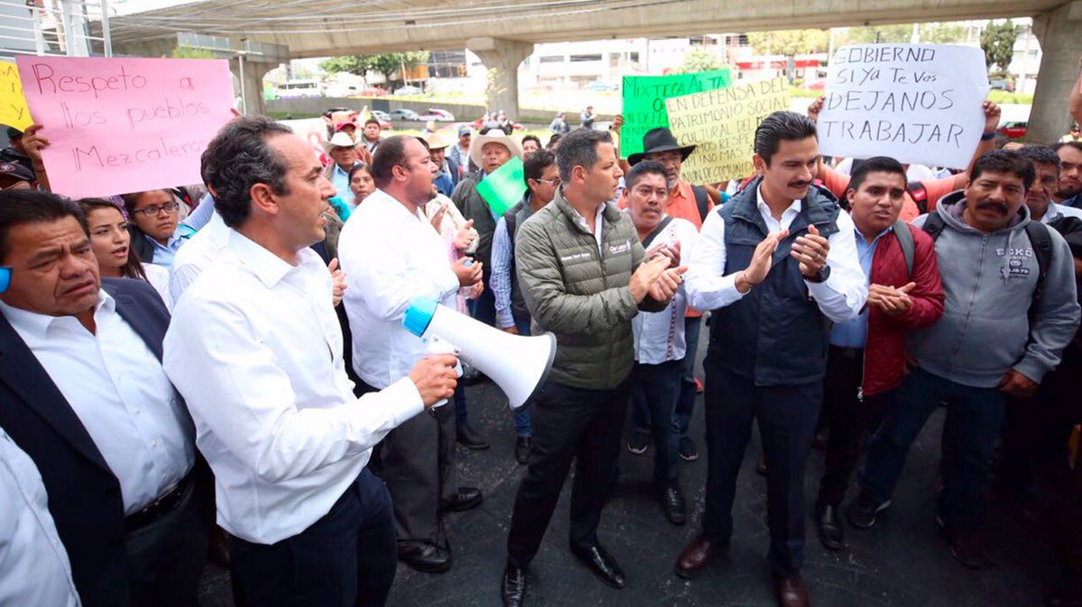 El gobernador acompaña a los mezcaleros en la protesta. (Tomada de @alejandromurat)
