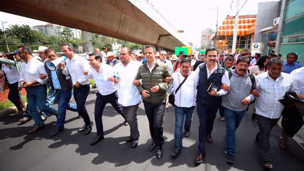 El gobernador de Oaxaca encabeza la protesta. (Tomada de @alejandromurat)