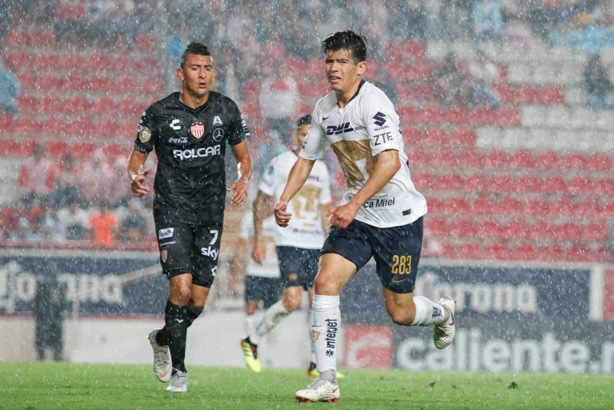 Jugadores de Necaxa y Pumas en disputa por el balón (Imago7)