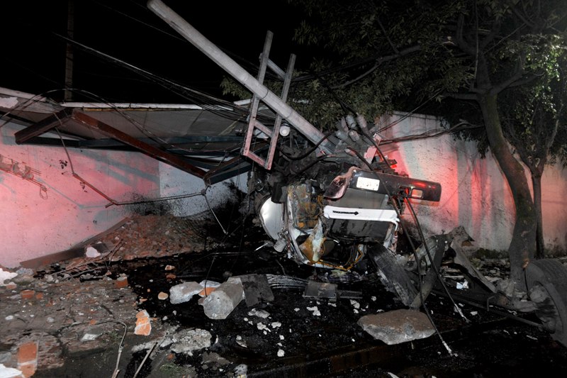 Dos personas resultaron lesionadas luego de que la pipa se incendiara. (Cuartoscuro)