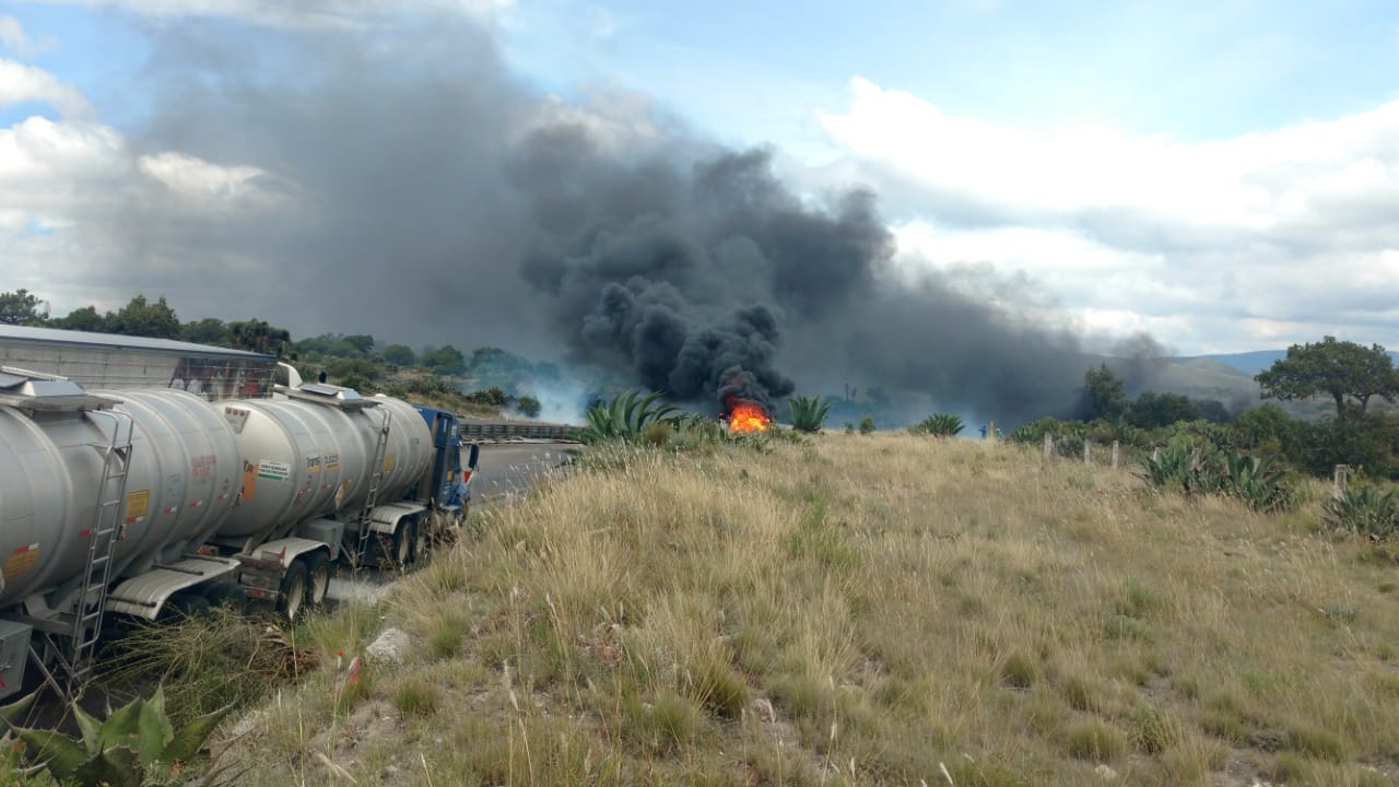 Una pipa que transportaba diésel se incendió en la carretera Puebla-Orizaba (Especial)