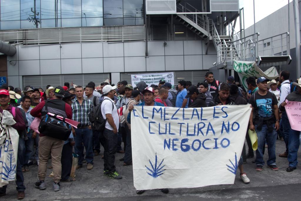 Esta tarde los productores de mezcal protestaron frente al IMPI. (Cuartoscuro)