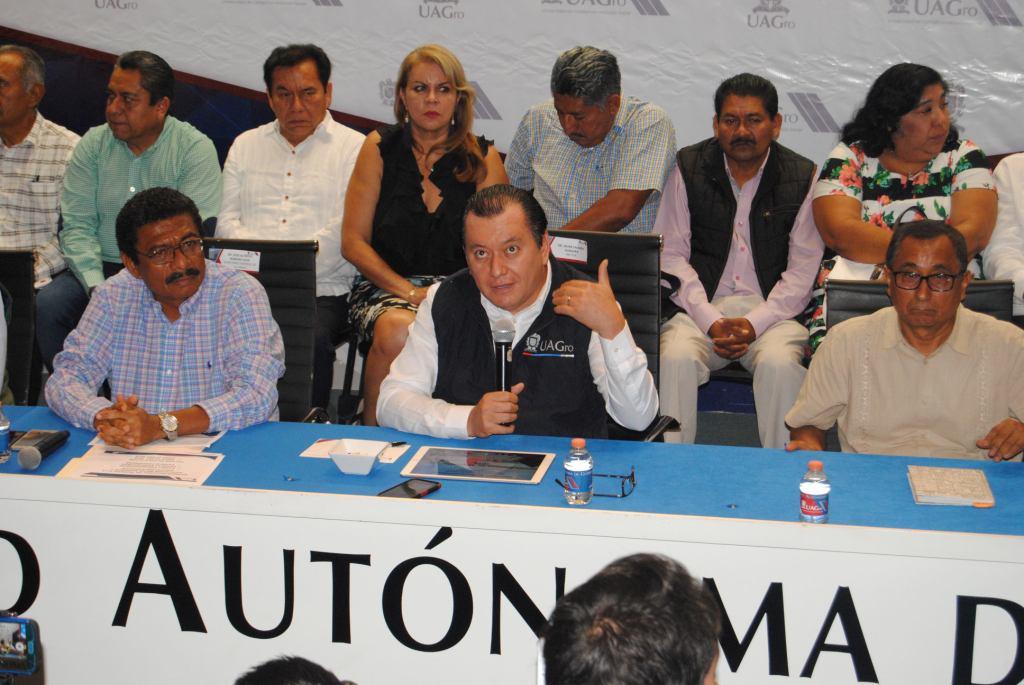 El rector de la Universidad Autónoma de Chilpancingo reconoció que el ejercito esta en algunas escuelas. (Rogelio Agustín Esteban)