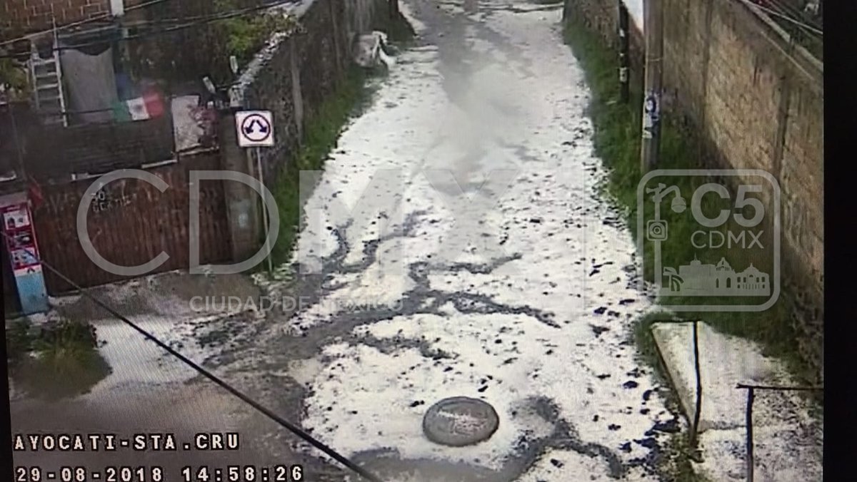 Al menos tres colonias reportan caída de granizo.