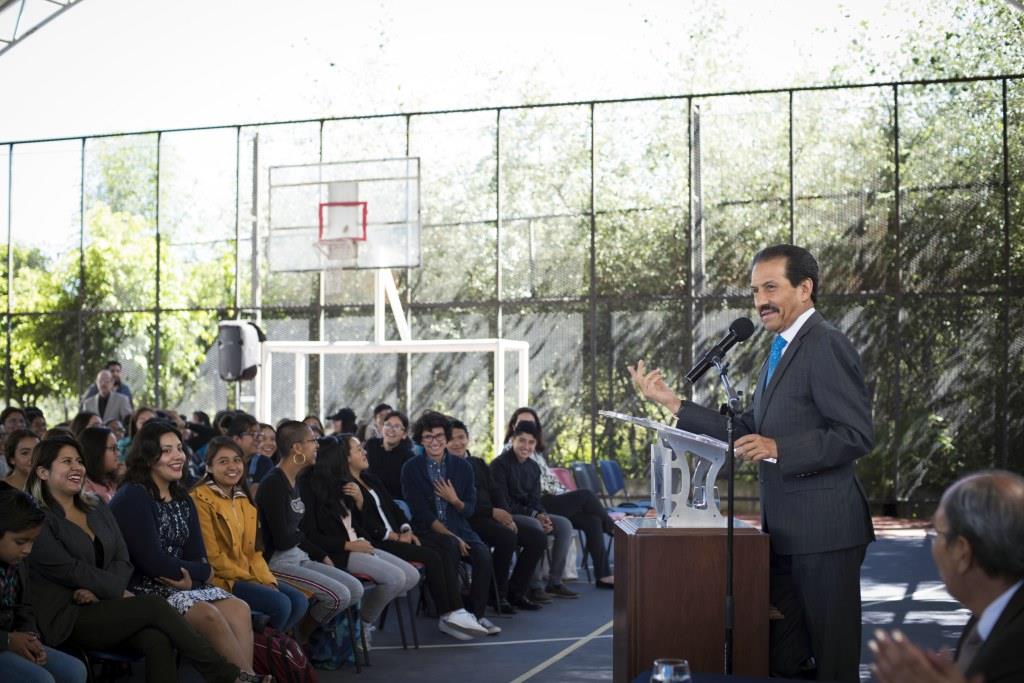 Alfonso Esparza Ortiz, rector UAP, durante Primer Informe de Labores de Fátima Castillo Galicia, directora del Bachillerato Internacional 5 de Mayo (E
