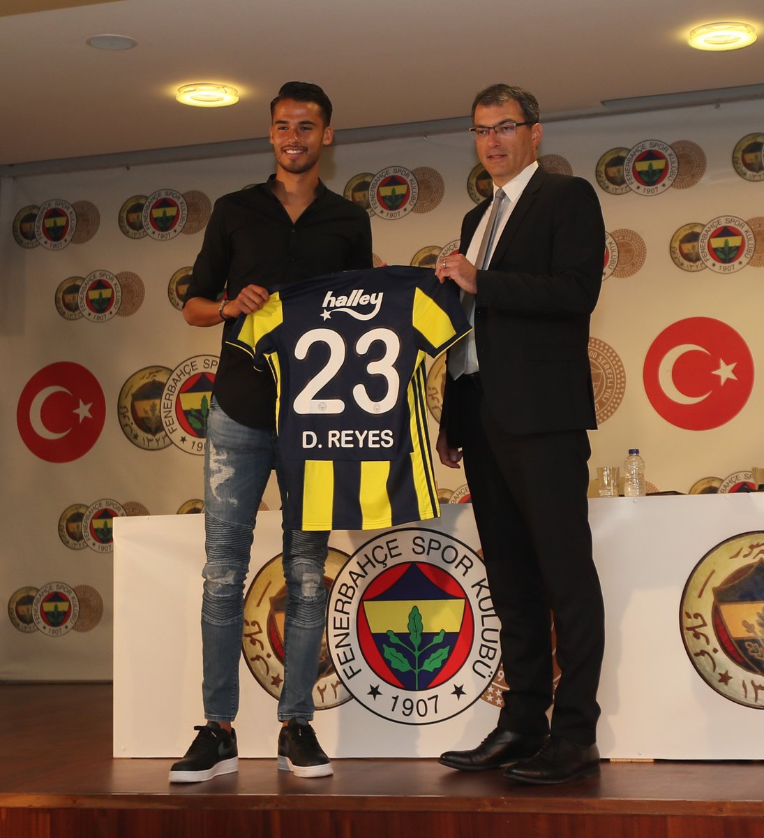Diego Reyes portará el número 23 con el Fenerbahce (@Fenerbahce)