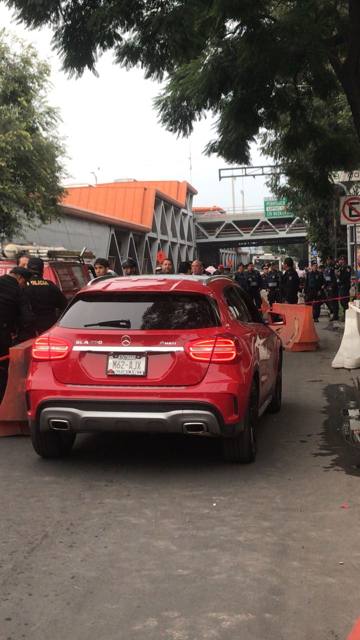 Elementos de la SSP resguardaron la zona a la espera de una grúa que retire el vehículo de la vialidad.