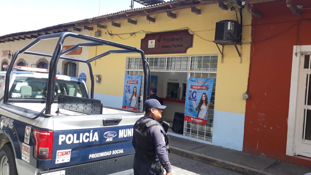 Cerca de tres horas, empleados de una casa de empeño permanecieron encerrados en la bóveda de seguridad (Especial)