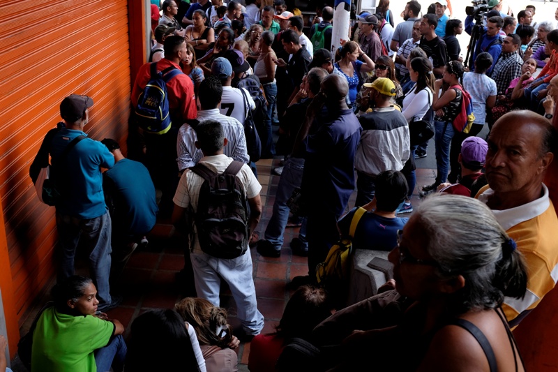 La falla eléctrica obligó a miles de personas a realizar largos recorridos para retornar a sus casas.