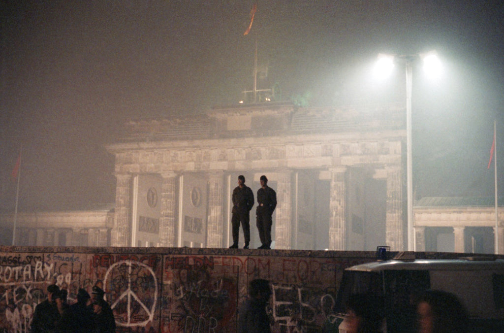 Dos guardias de Alemania del Este dan la espalda a la Puerta de Brandenburgo en esta foto de 1989. (Foto: AP)