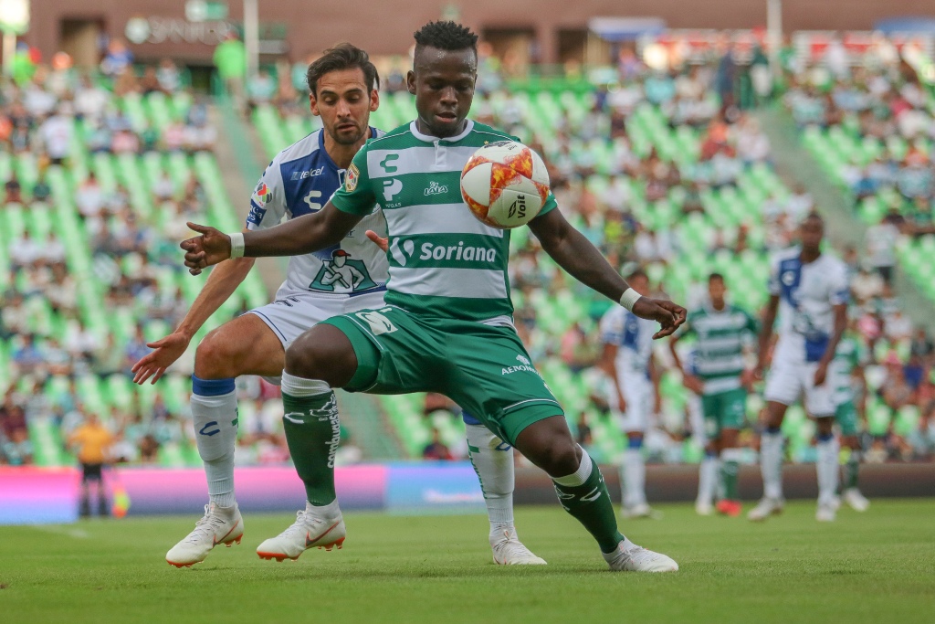 Jugadores de Santos y Pachuca en disputa por el balón (Imago7)