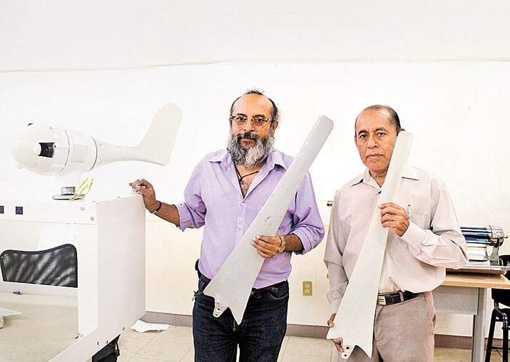 Los responsables del proyecto muestran el prototipo. (Especial)