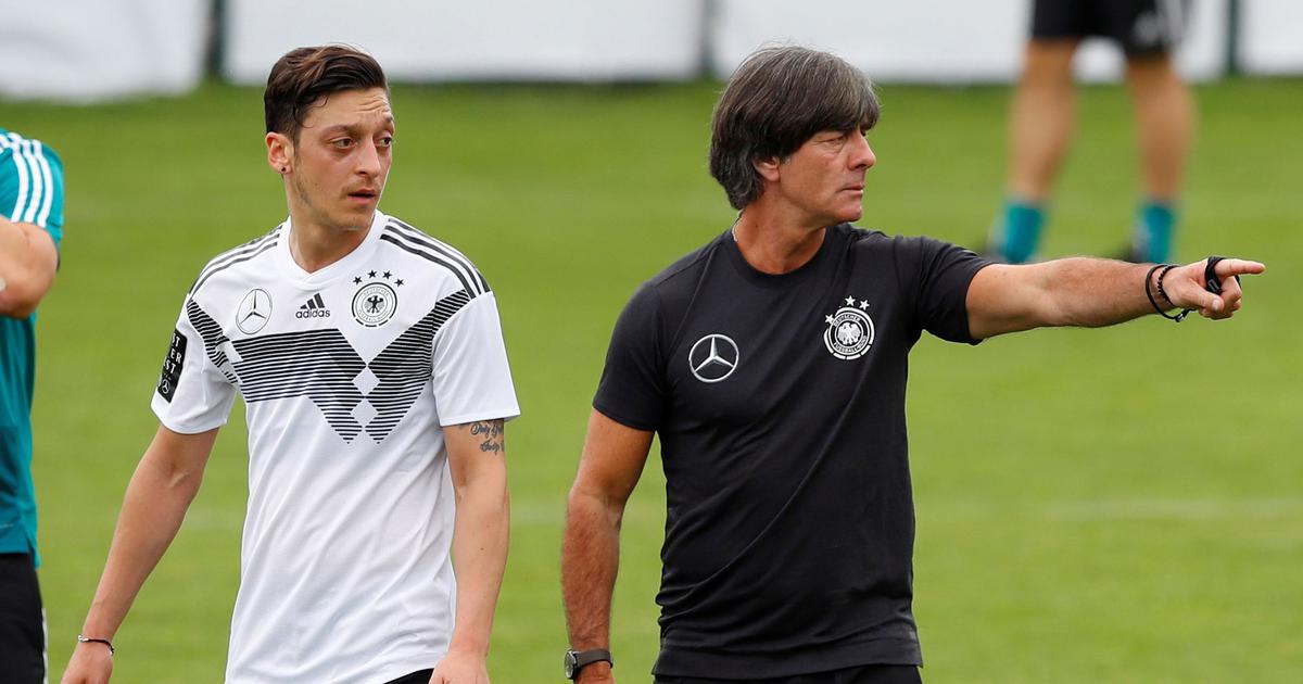 Mesut Özil y Joachim Löw (Reuters)