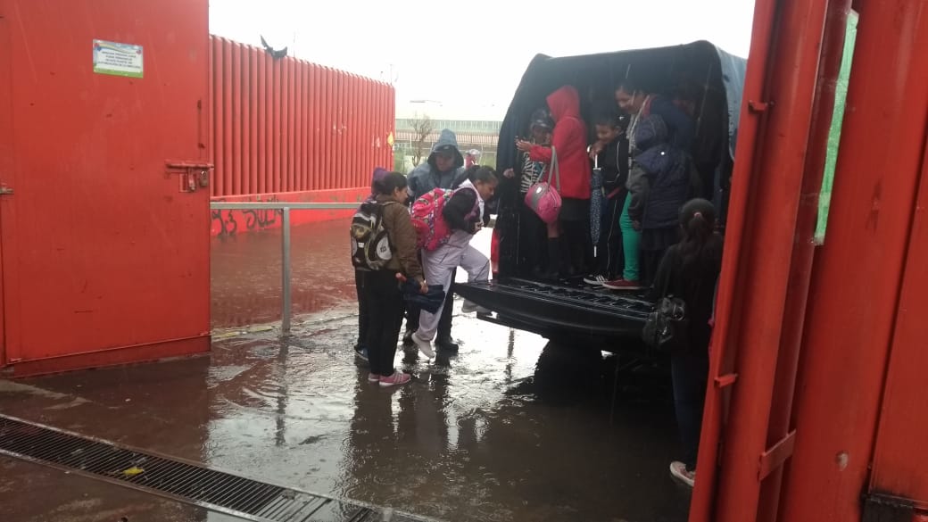 Niños y padres de familia subieron a vehículos de la SSP por las inundaciones en escuelas y calles aledañas. (Especial)