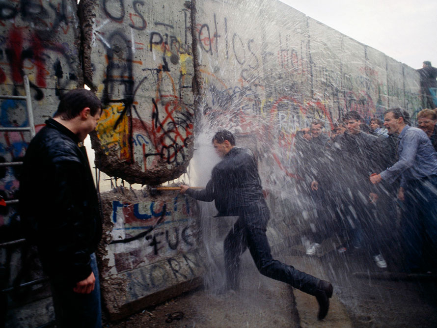 La noche del 9 de noviembre de 1989, cientos de berlineses acudieron a derribar al muro con martillo, picos y demás herramientas. (Especial)