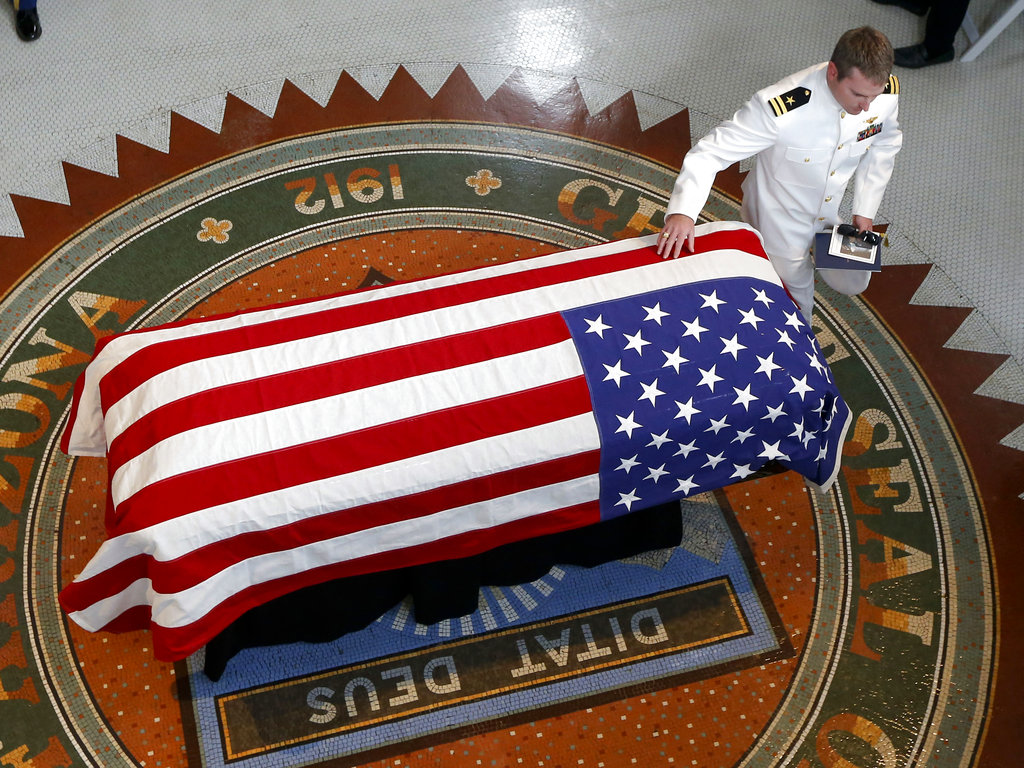 Antes de ser trasladado a la rotonda, McCain recibió un homenaje en el Capitolio estatal en una ceremonia privada. AP