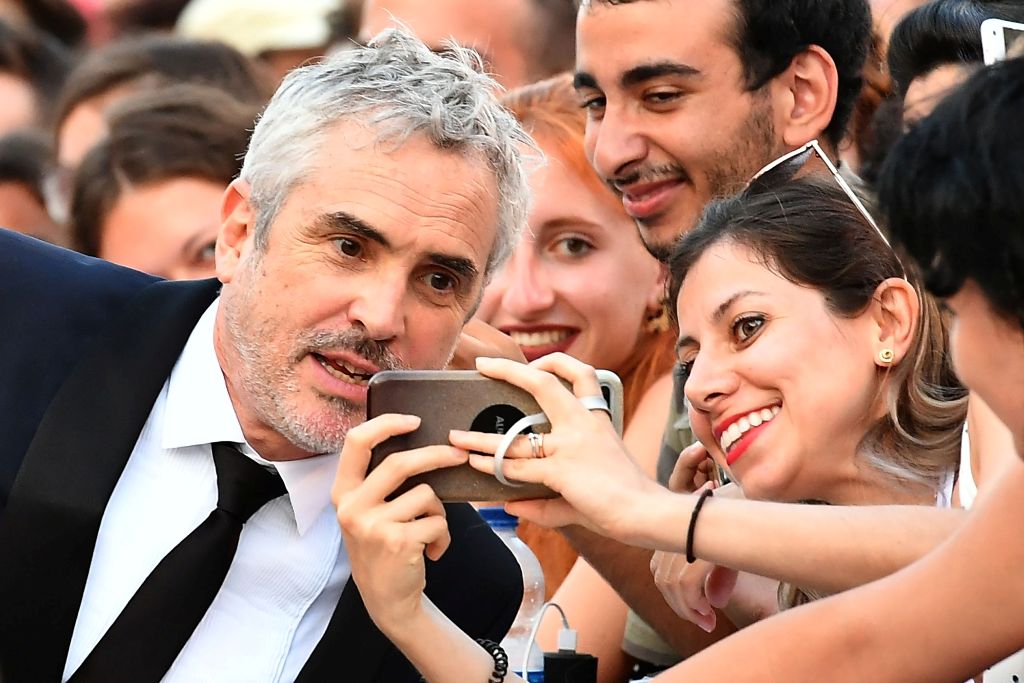 Alfonso Cuarón convive con sus fans en Venecia. (AFP)