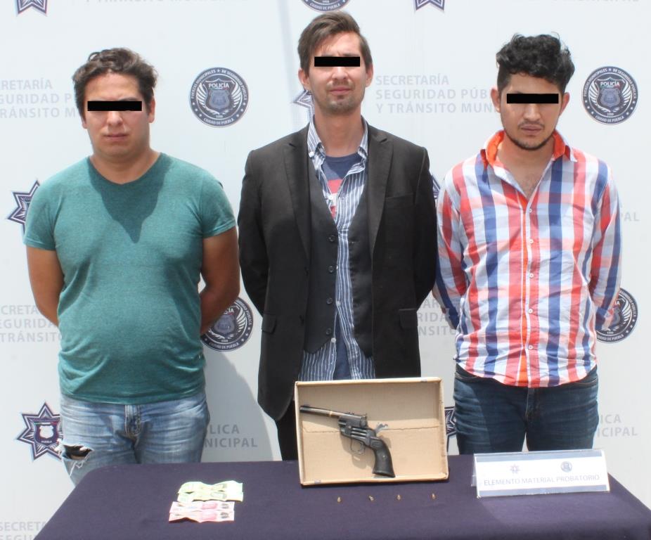 Los tres detenidos alteraron el orden público y agredieron a elementos municipales tras su arribo al lugar (Especial)