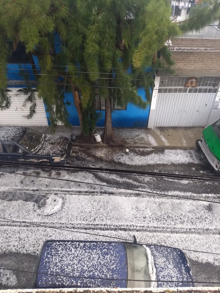 El granizo en la delegación Iztapalapa. (Twitter: @charlyCCC2)