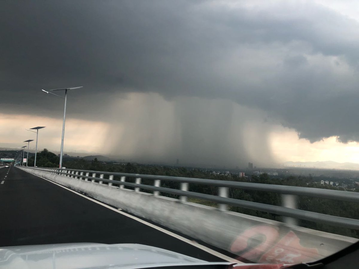 La lluvia azotó el sur de la Ciudad de México y dejó varias calles cerradas. (@gace11a)
