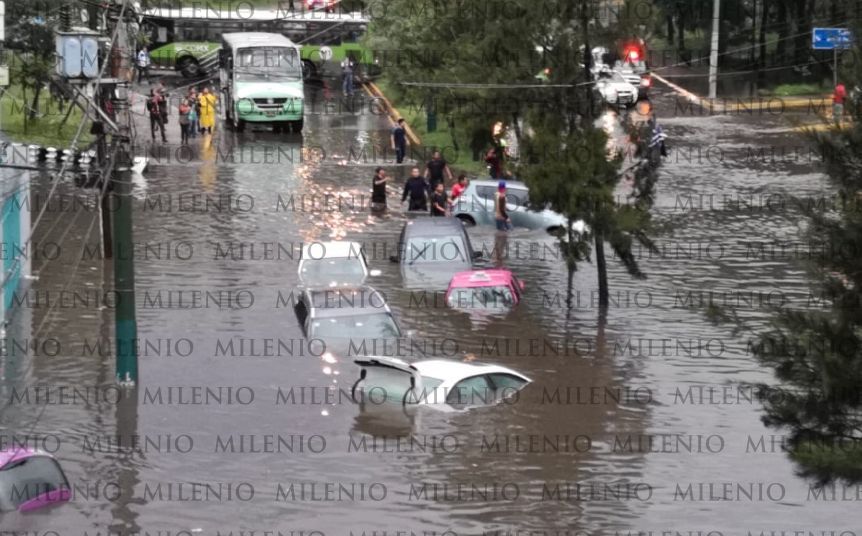 Las lluvias dejaron autos varados en la carretera Picacho-Ajusco. (Jorge Becerril)