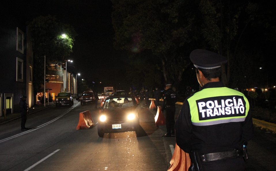 El policía arrollado fue trasladado a un hospital con lesiones leves en las piernas. Archivo