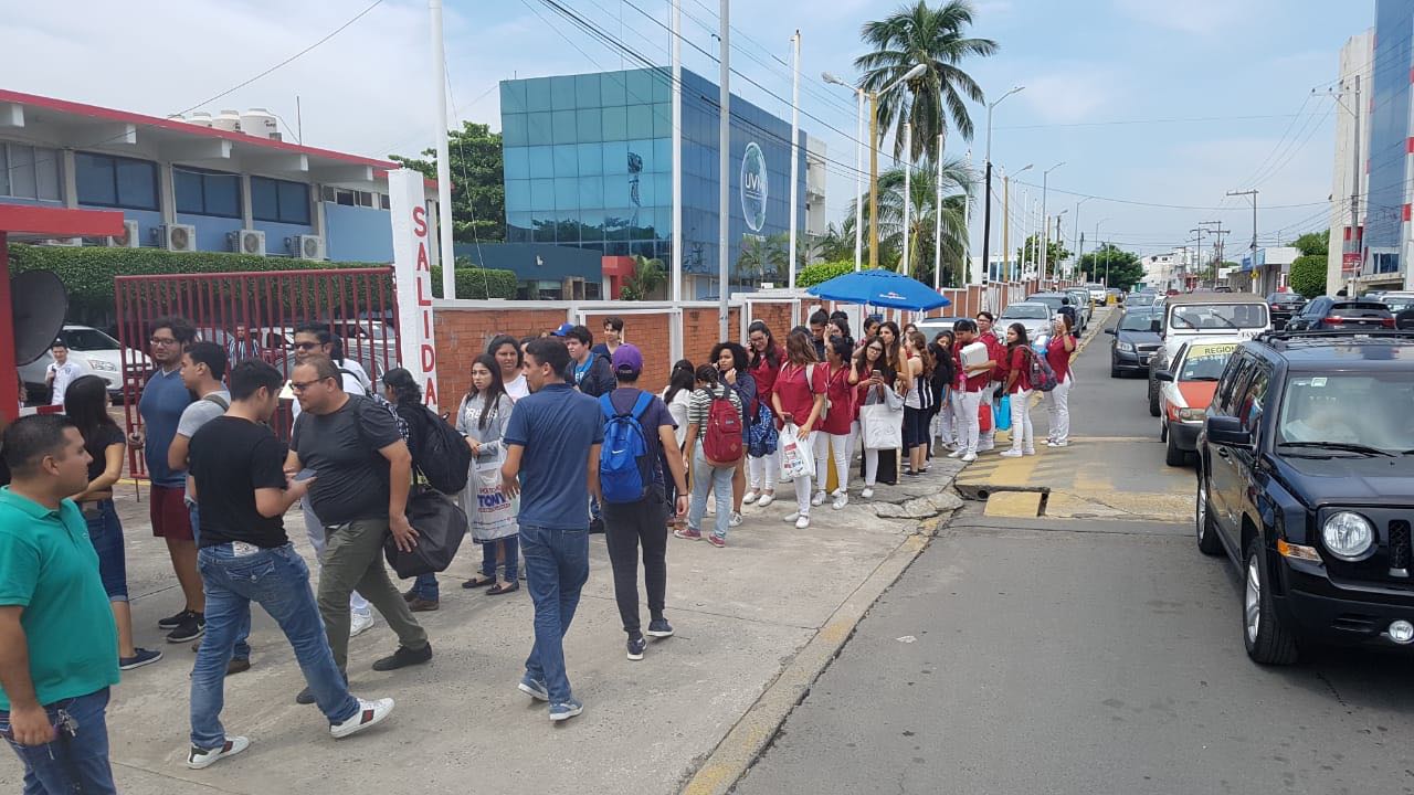 Policías navales acudieron al plantel para revisar las mochilas y los automóviles. (Isabel Zamudio)