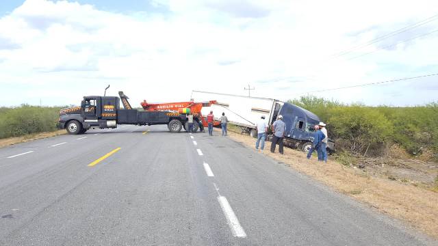 Vuelca tráiler en tramo carretero Reynosa-Jiménez