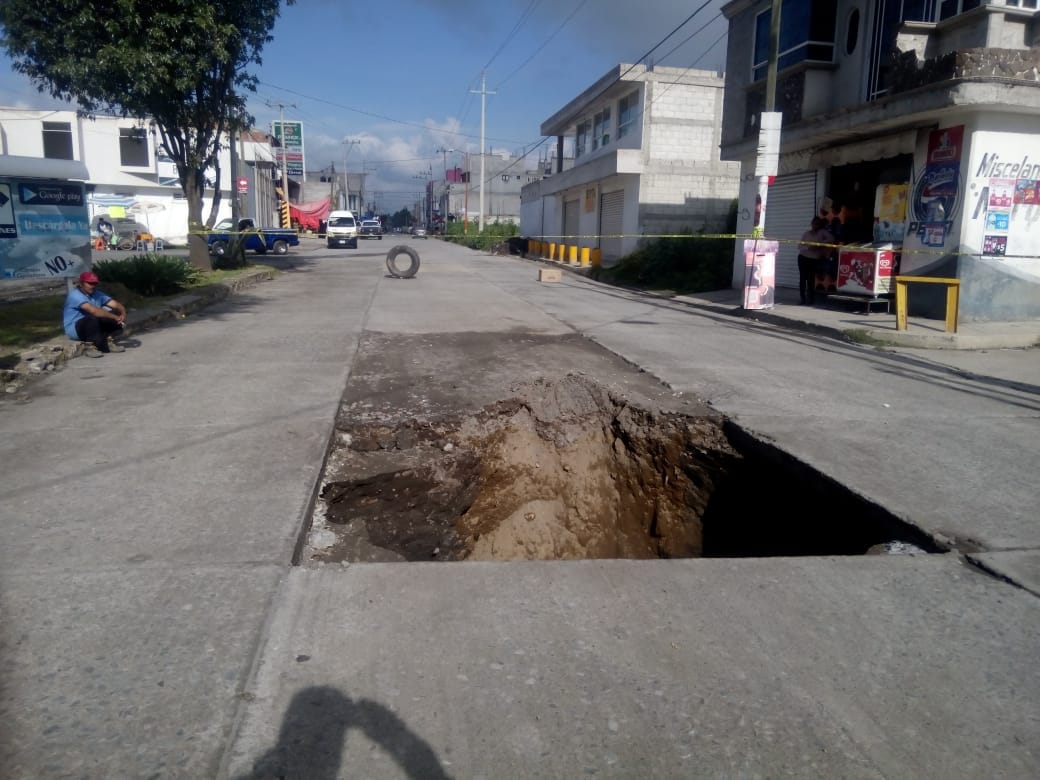 Aparición de socavón sobre el boulevard “Benito Juárez”, camino a San Rafael Tlanalapan, junta auxiliar de  San Martín Texmelucan(Especial)
