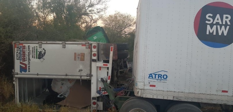 El conductor del tráiler, bajó del vehículo de carga pesada y se dio a la fuga. (Foto: Especial)