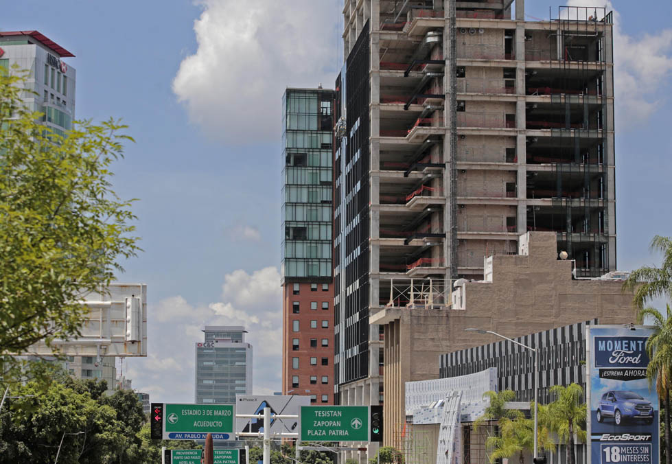 Construcciones verticales en el área metropolitana (Fernando Carranza)
