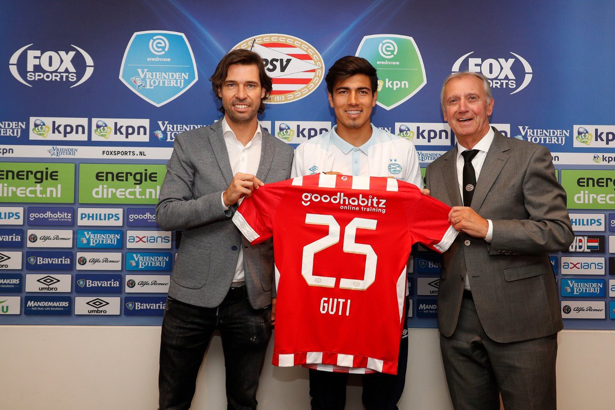 Erick Gutiérrez en su presentación oficial con el PSV (Twitter @psveindhoven)