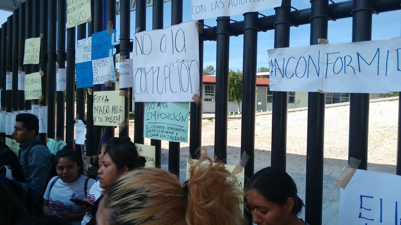 Estudiantes de la Universidad Pedagógica Nacional de Tehuacán se manifestaron en las instalaciones de la institución (Apolonia Amayo)