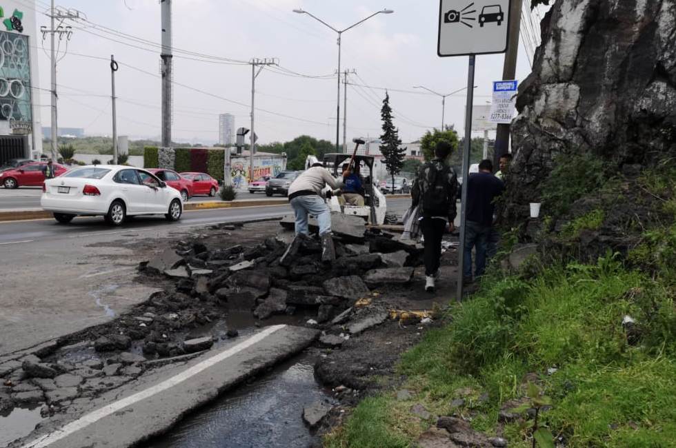 La lluvia dañó casi 70 metros de la vialidad. (Jorge Becerril)