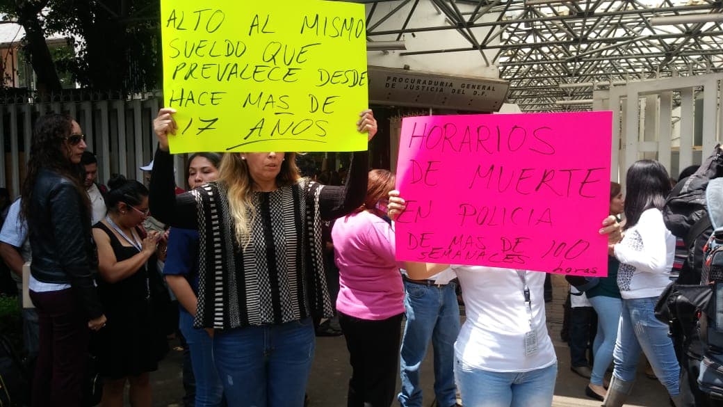 Los empleados también protestaron por un incremento a sus salarios que no tienen desde 2000
