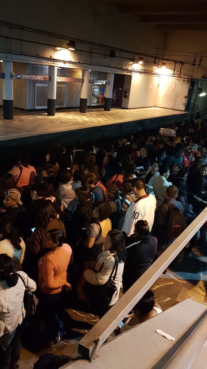Los usuarios abarrotaron los andenes. (Especial)