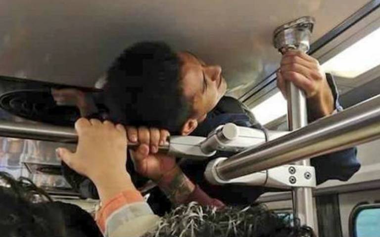Al más puro estilo de Spiderman, este usuario viajó 'pegado' al techo del Tren Ligero (Especial).