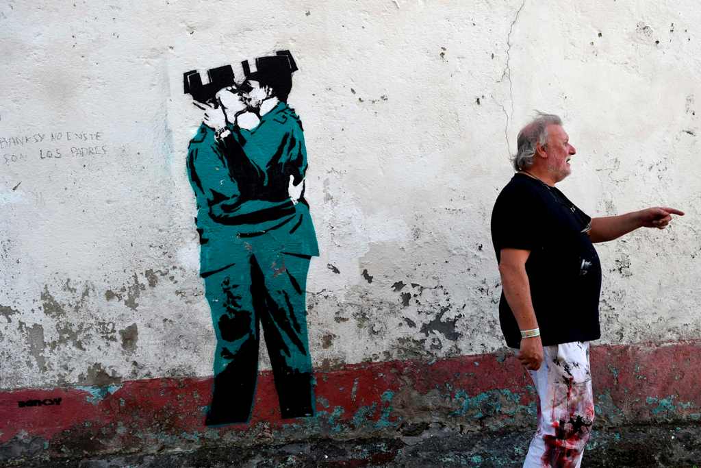 "Banksy no existe, son los padres", se lee junto al esténcil que había sido atribuido al artista. (Foto: AFP)