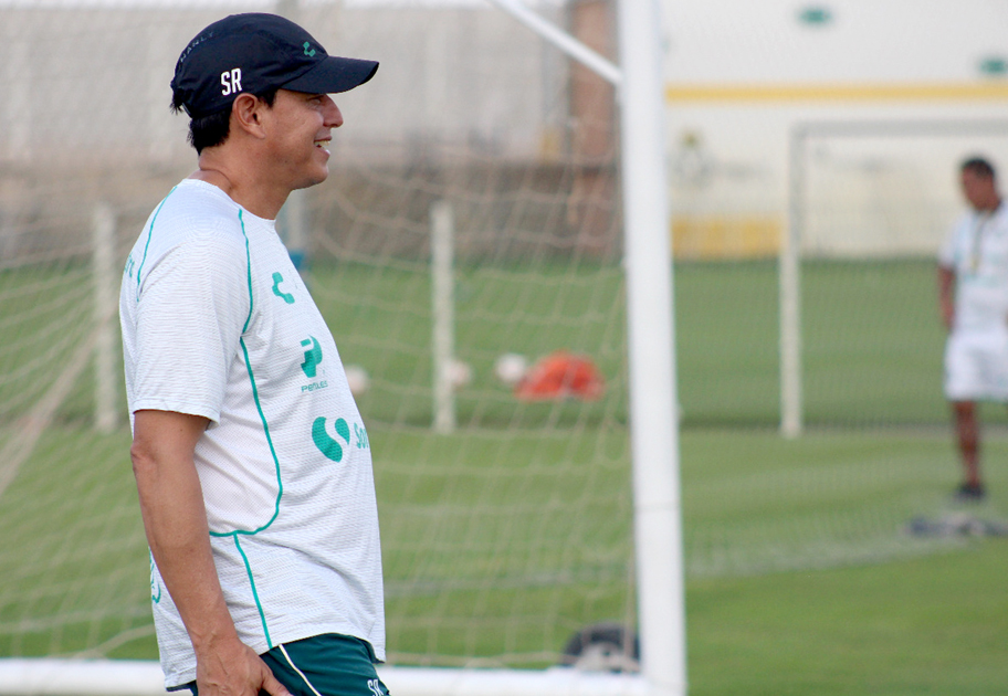 Chava Reyes adelantó que Julio Furch podría jugar el domingo. (Cortesía Santos)