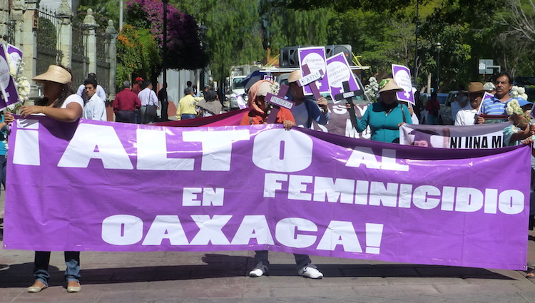 Colectivos contra la violencia de género en Oaxaca durante una protesta. (Especial)