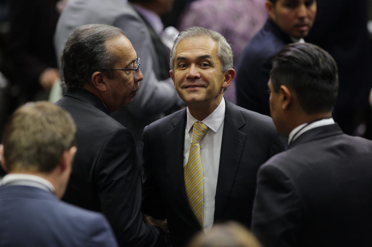 El coordinador del PRD en el Senado, Miguel Ángel Mancera, acudió a la apertura de sesiones/Omar Franco.