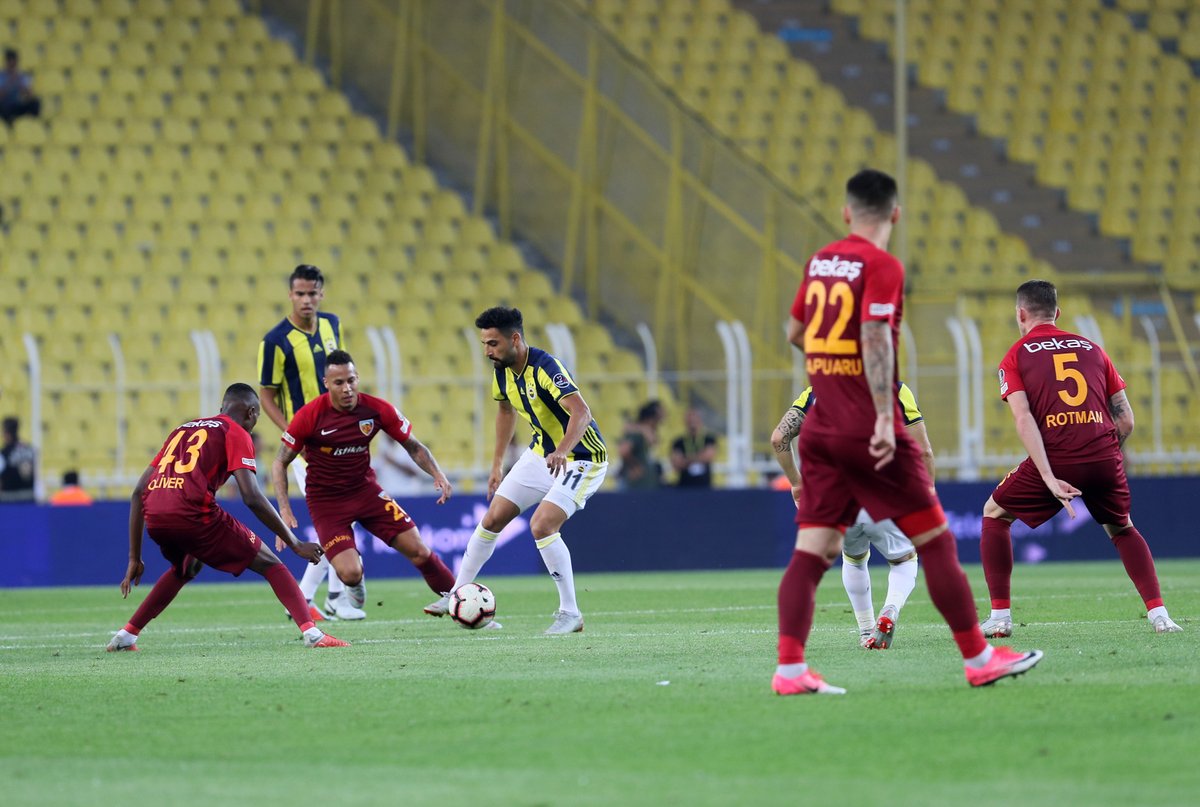Diego Reyes y el Fenerbahce cayeron (Twitter @Fenerbahce)