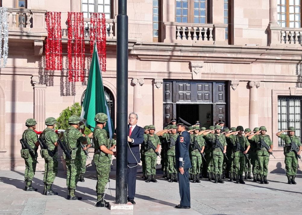 Izamiento de bandera en Saltillo para iniciar las fiestas patrias.