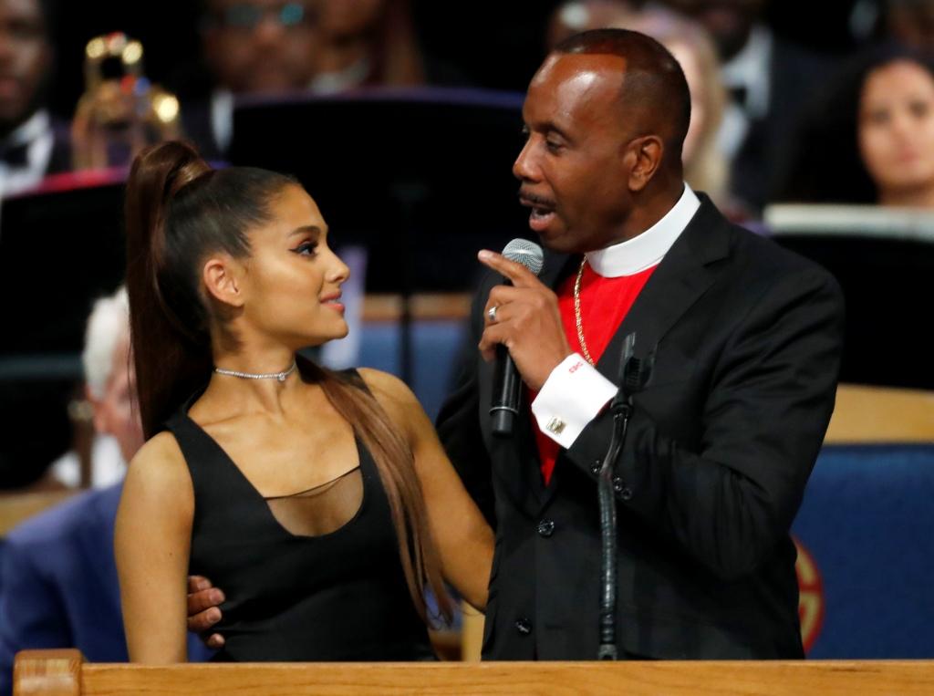 El obispo que ofreció la misa para Aretha Franklin, pidió disculpas públicas a Ariana Grande (AP).